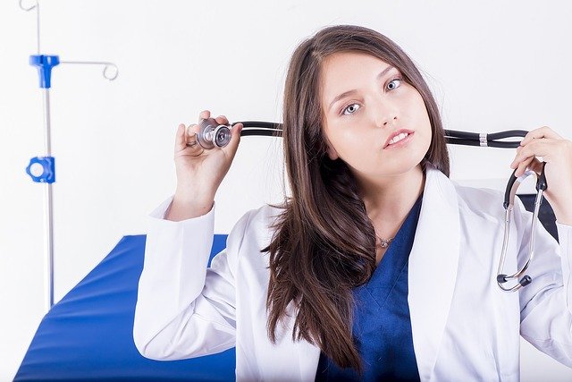 lékařka se stetoskopem